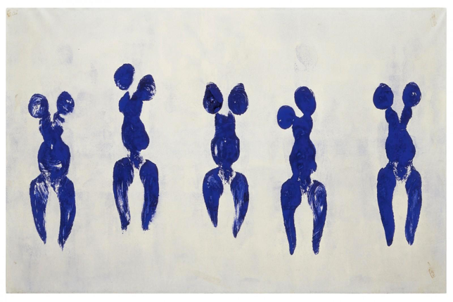 10 Things to Know about Yves Klein - Artsper Magazine - Klein Grijskleurig Eitje Met Zwarte Spikkels