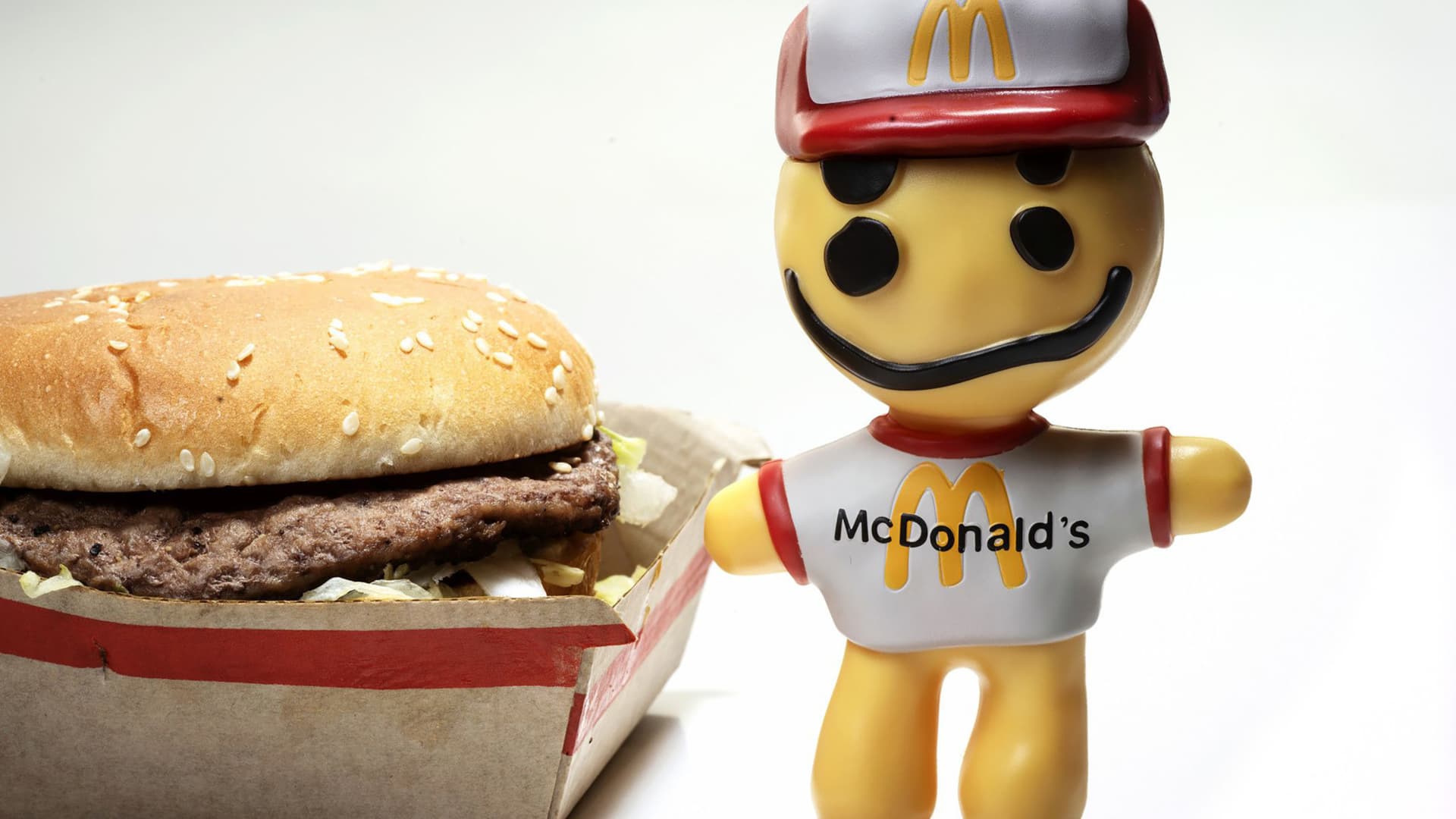 107137245-1666187983771-gettyimages-1244032534-FOOD-MCDONALDS - Wat Zit Er In Happy Meal