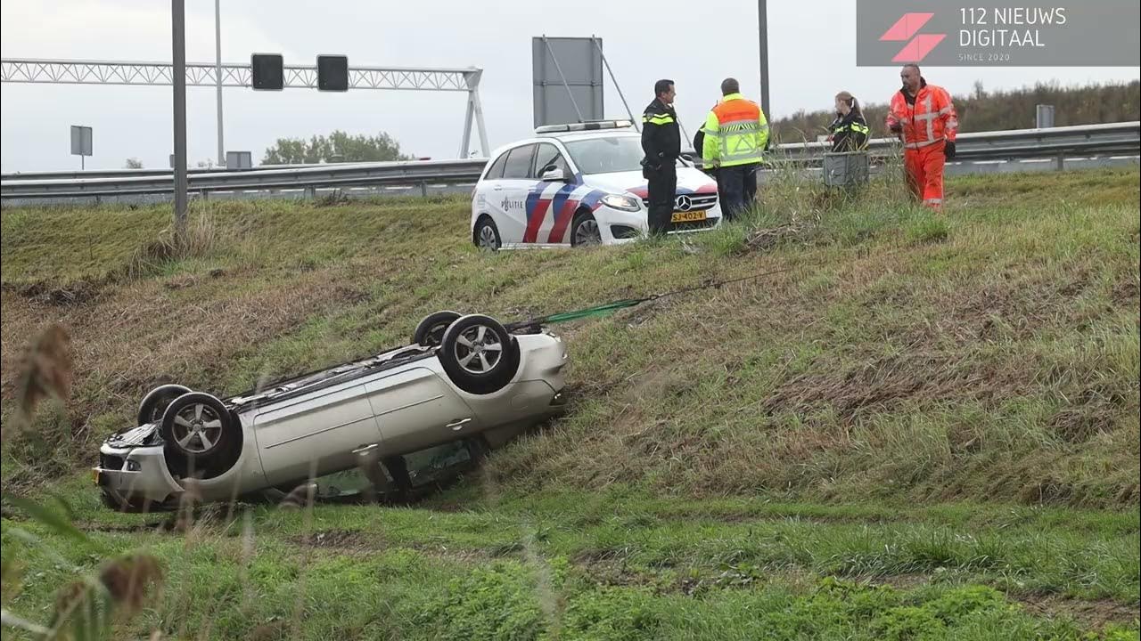 18-09-2022: Auto op zijn kop in greppel langs snelweg A50 bij Son en - Carpoolplaats A50 - Son En Breugel