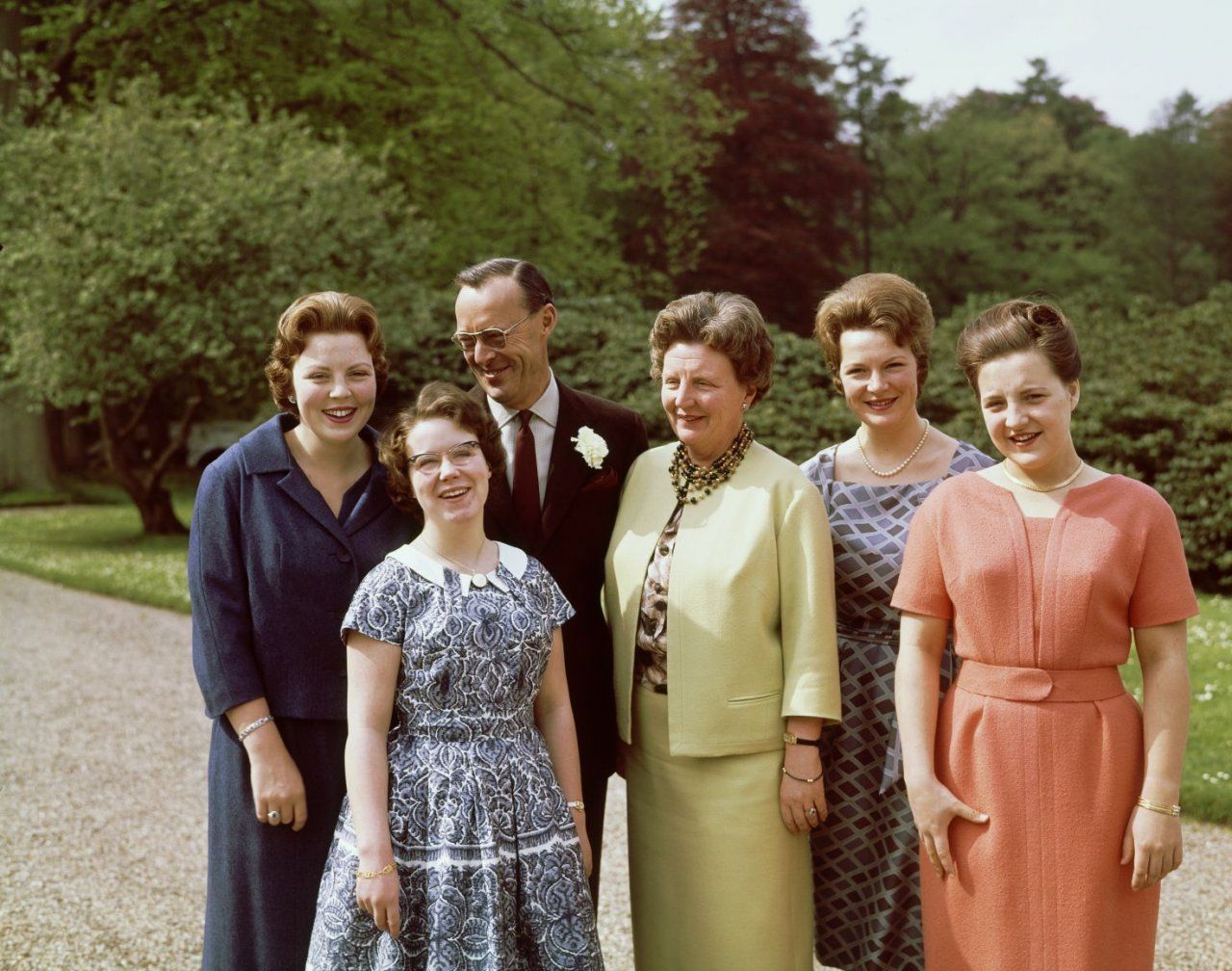 1961 Koningin Juliana en prins Bernhard met de prinsessen Beatrix - Tweede Zoon Van Prinses Margriet