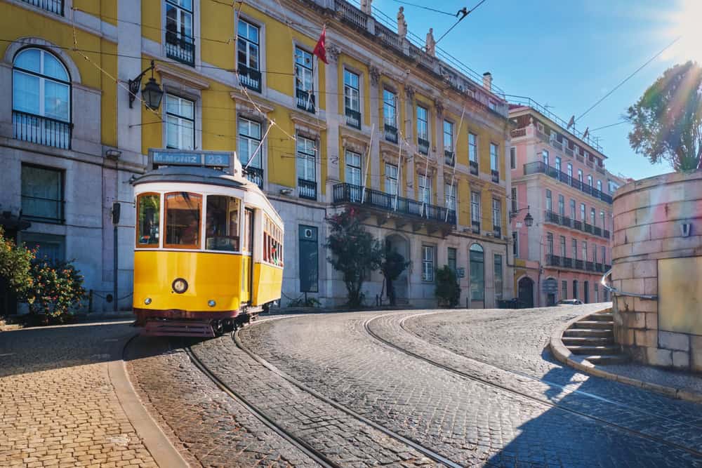 21 Secrets About Living In Portugal To Know Before Moving - MoverDB.com - Hoeveel Mensen Wonen Er In Portugal