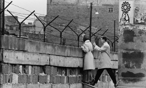 7 Facts about Berlin Wall - Fact File - Over De Muur Duitse Versie