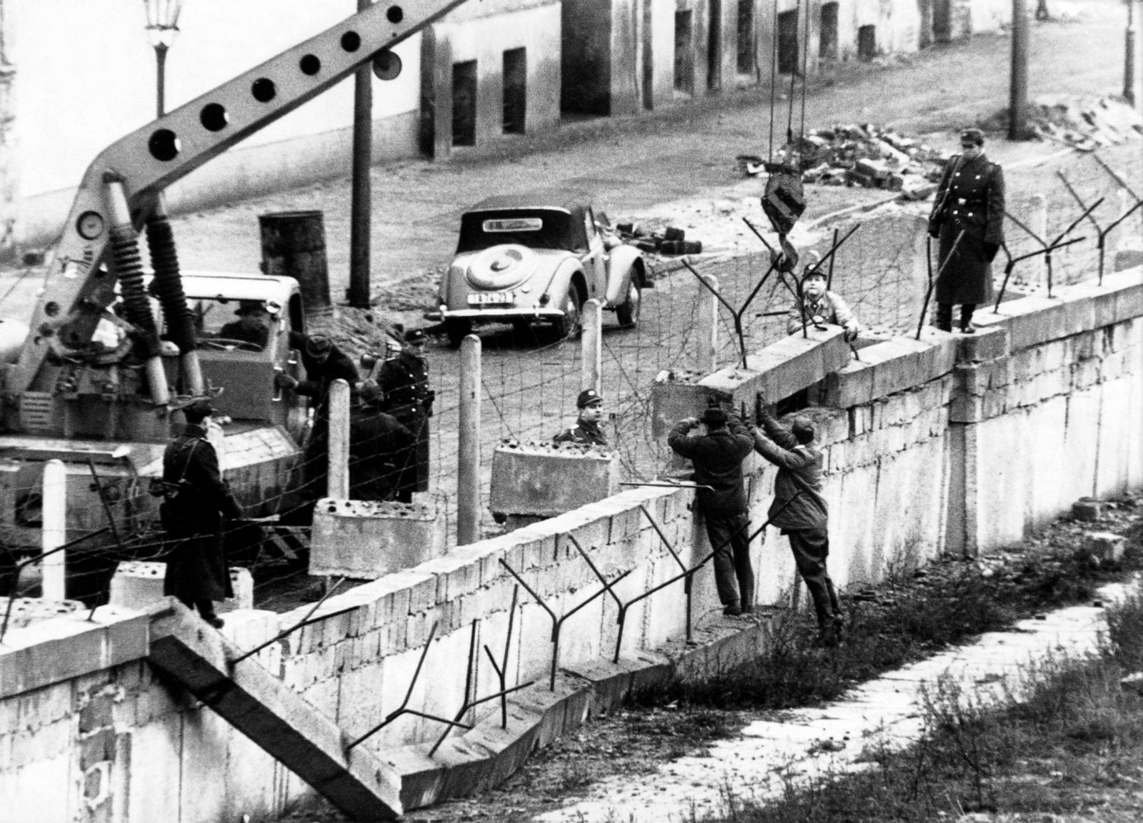 A look back at the rise and fall of the Berlin Wall Photos - ABC News - Wanneer Was De Val Van De Berlijnse Muur