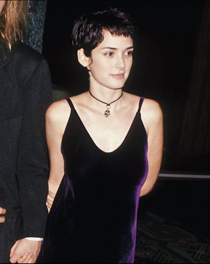 a woman in a black dress standing next to a man - Films En Tv-programma's Met Winona Ryder