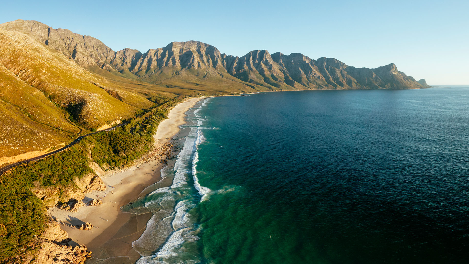 Aerial view of Kogel Bay beach, Western Cape, South Africa | Windows - Hoe Zwaar Is De Kogel Bij Kogelslingeren