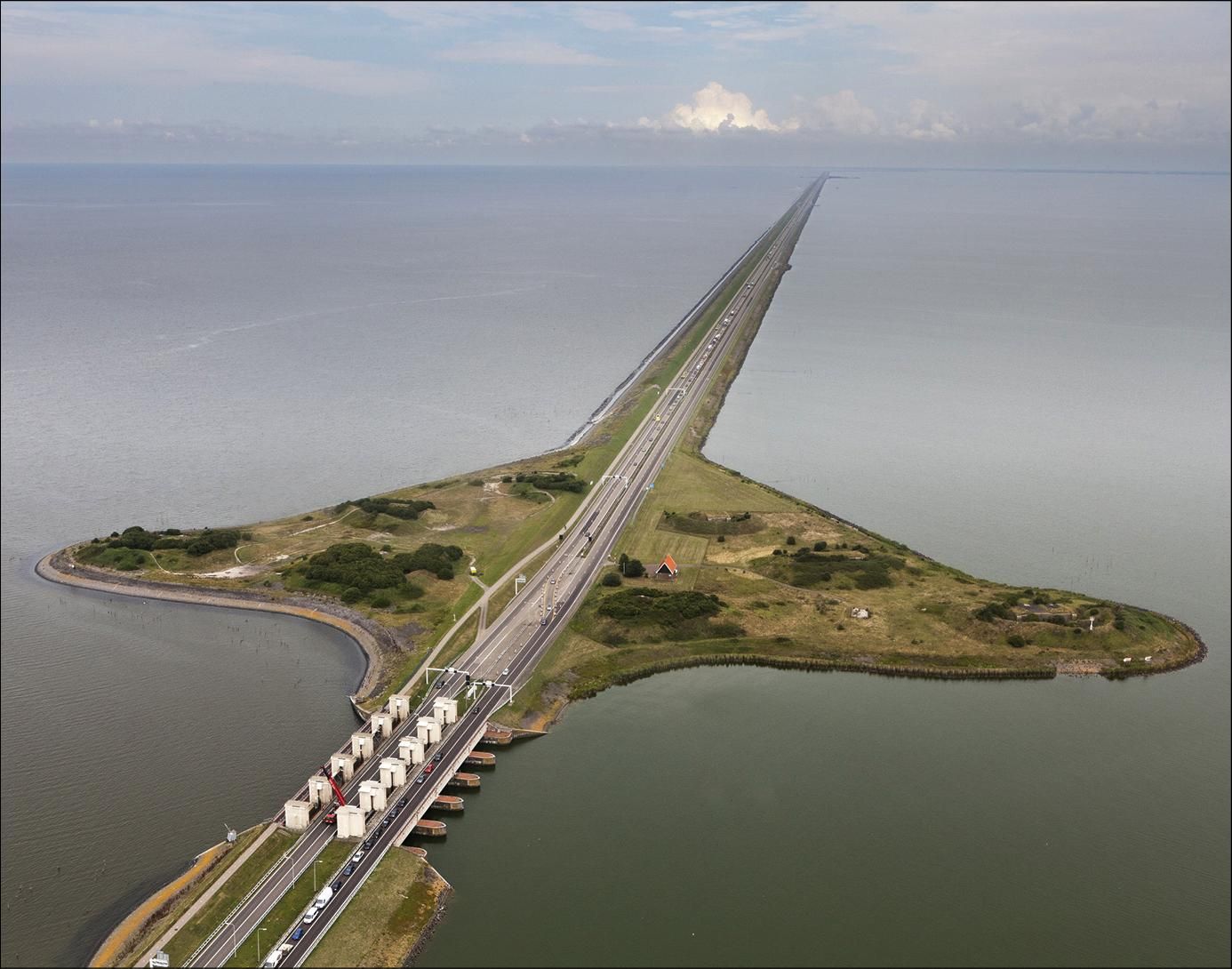 Afsluitdijk between North-Holland and Fryslan The Netherlands - Hoeveel Kilometer Is De Afsluitdijk