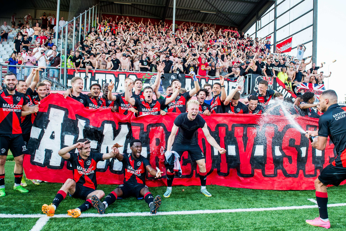 Almere City FC gehuldigd voor eerste promotie naar eredivisie | Foto - Heracles - Almere City Fc Standen