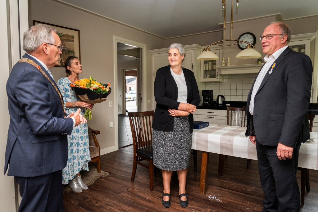 Alsnog koninklijke onderscheiding voor oud-raadslid Henk van den Brink - Van Den Brink Barneveld
