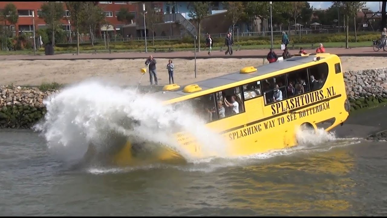 Amfibiebus / Busboot rijdt het water in! - YouTube - Krakende Wagens Rijden Het Langst