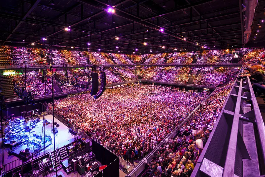 Amsterdam Concerts August 2025 - Julieta Rose - Hoeveel Mensen Kunnen Er In Gelredome