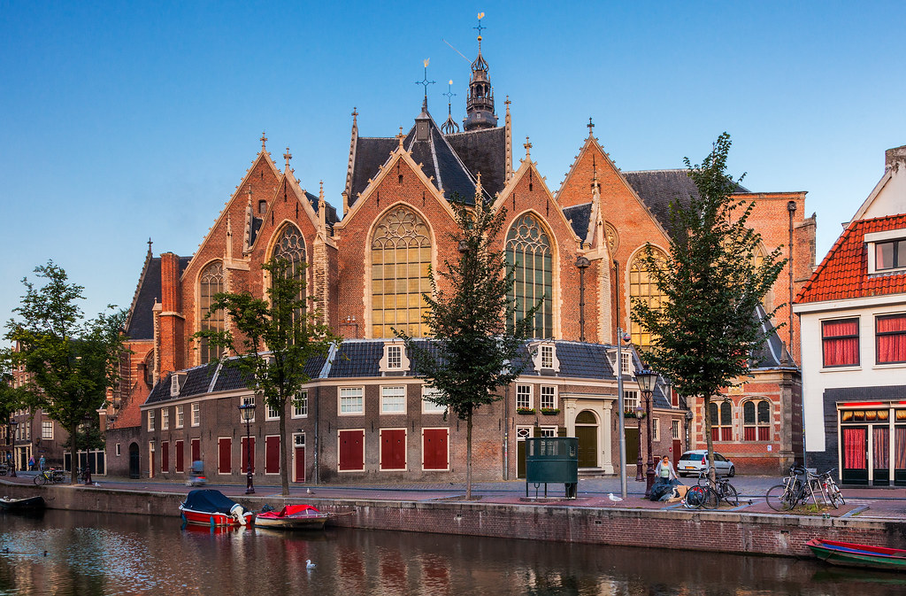 Amsterdam - The Old Church | The Oude Kerk towers over the s… | Flickr - De Oude Kerk Amsterdam