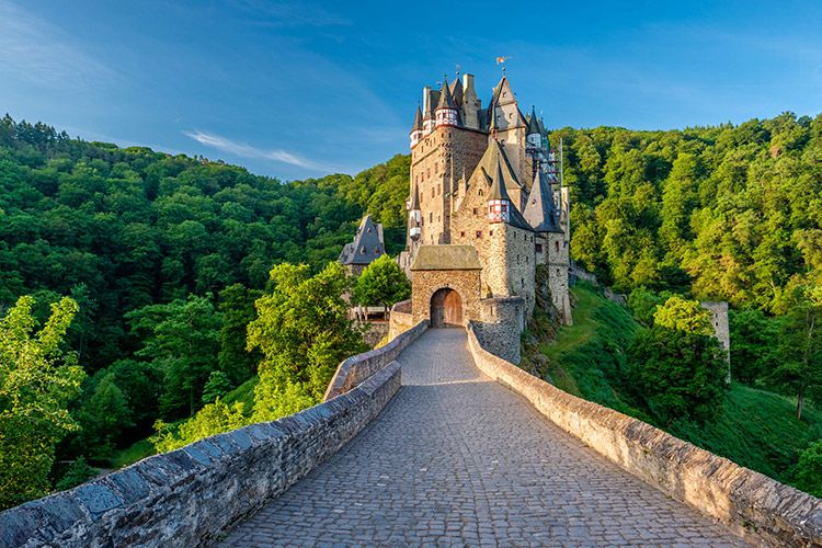 an old castle on the side of a mountain - Plaats Vlakbij Parijs Met Beroemd Kasteel