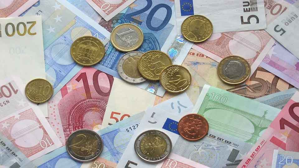 Banknoten und Bankmünzen - Die Geschichte des Euro - Hoe Oud Is De Euro
