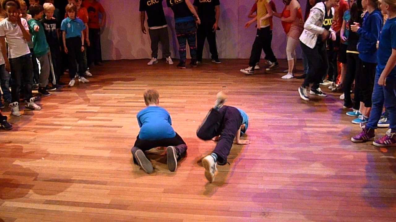 Battle: Meisjes vs Jongens 2012 - YouTube - Letterspel Jongens Tegen De Meisjes