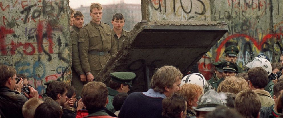Berlin Wall Came Down 25 Years Ago - ABC News - Wanneer Is De Muur Gevallen