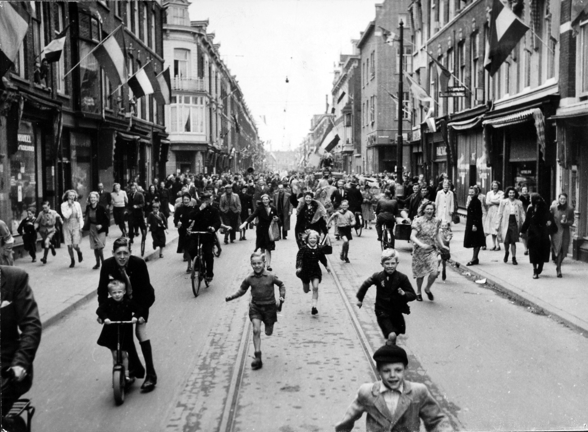 Bevrijdingsdag: Dutch Citizens Celebrating Liberation Of The - Wat Is De Tweede Stad Van India