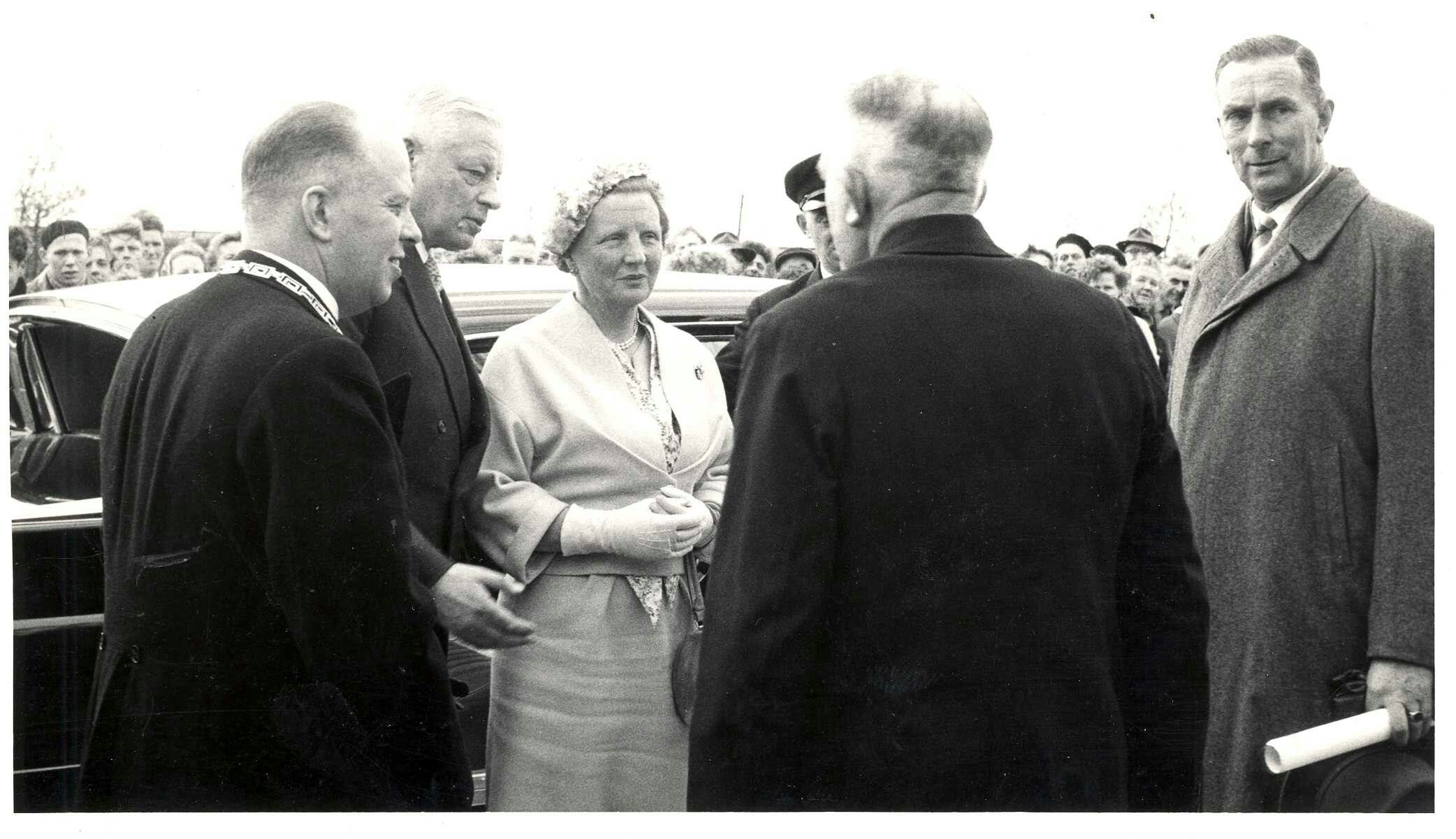 Bezoek koningin Juliana en prinses Beatrix aan Asten......1951.....ivm - Tijd Van Televisie En Computers