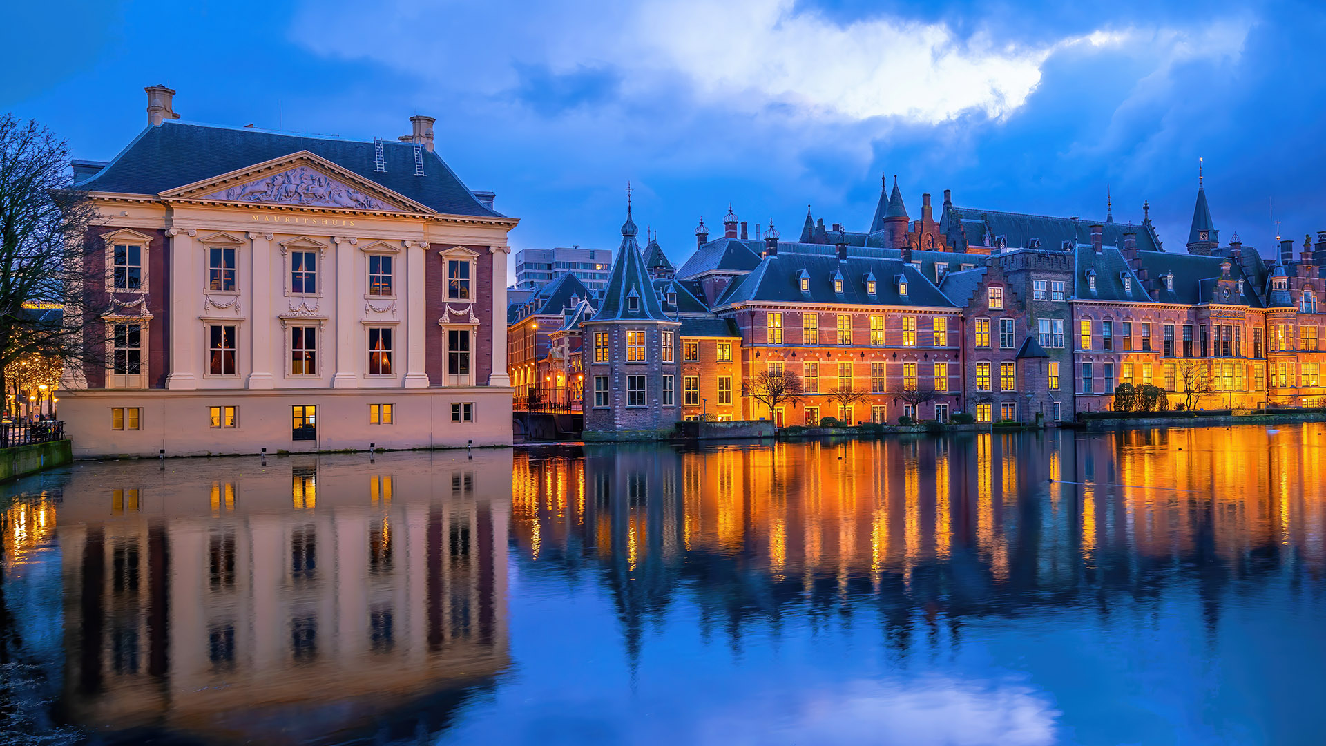 Binnenhof castle (Dutch Parliament), downtown cityscape, Hague skyline - Hoe Groot Is Het Binnenhof In Den Haag