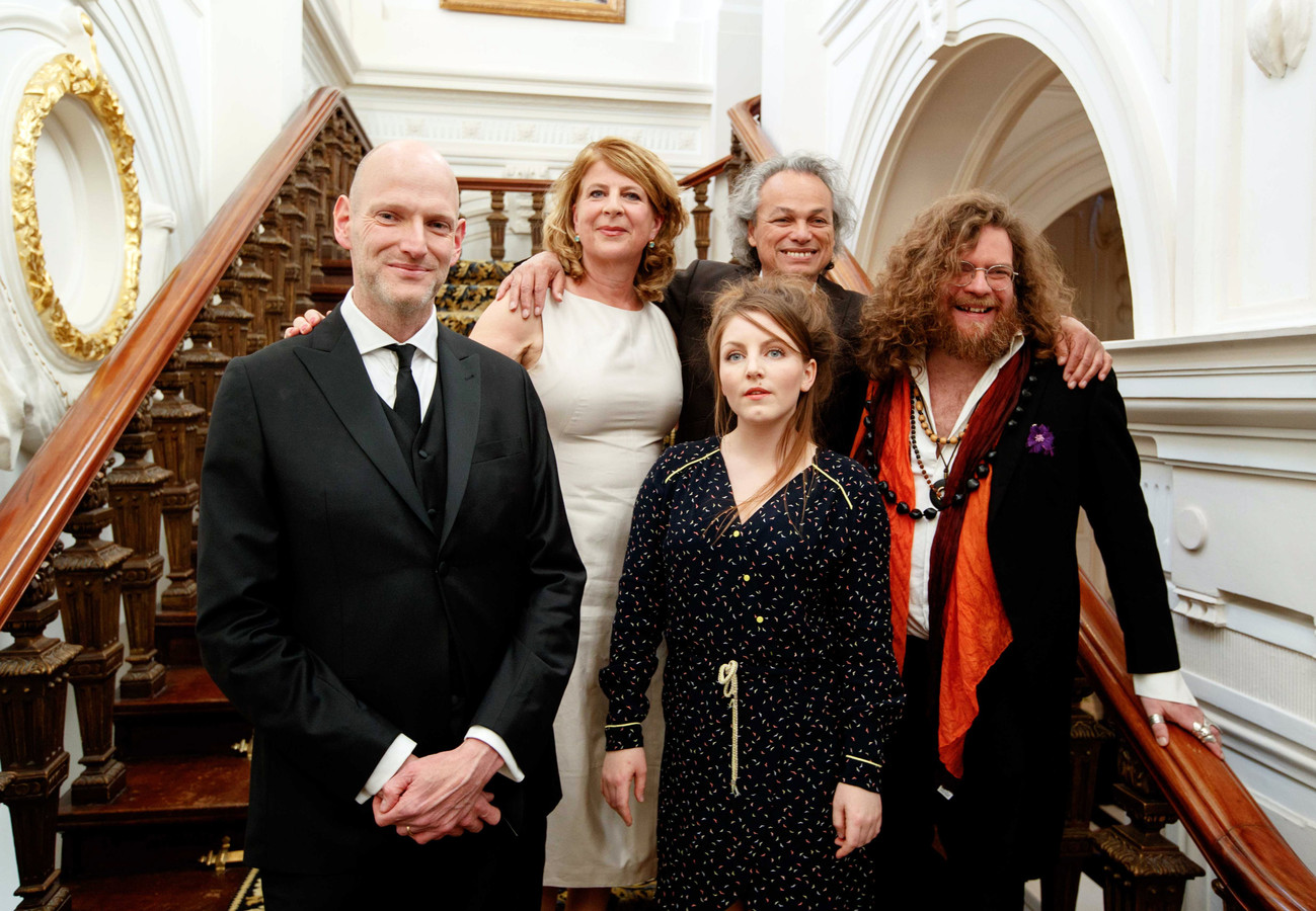 Birney wint Libris Literatuurprijs met boek De tolk van Java | Foto | AD.nl - Boek De Tolk Van Java