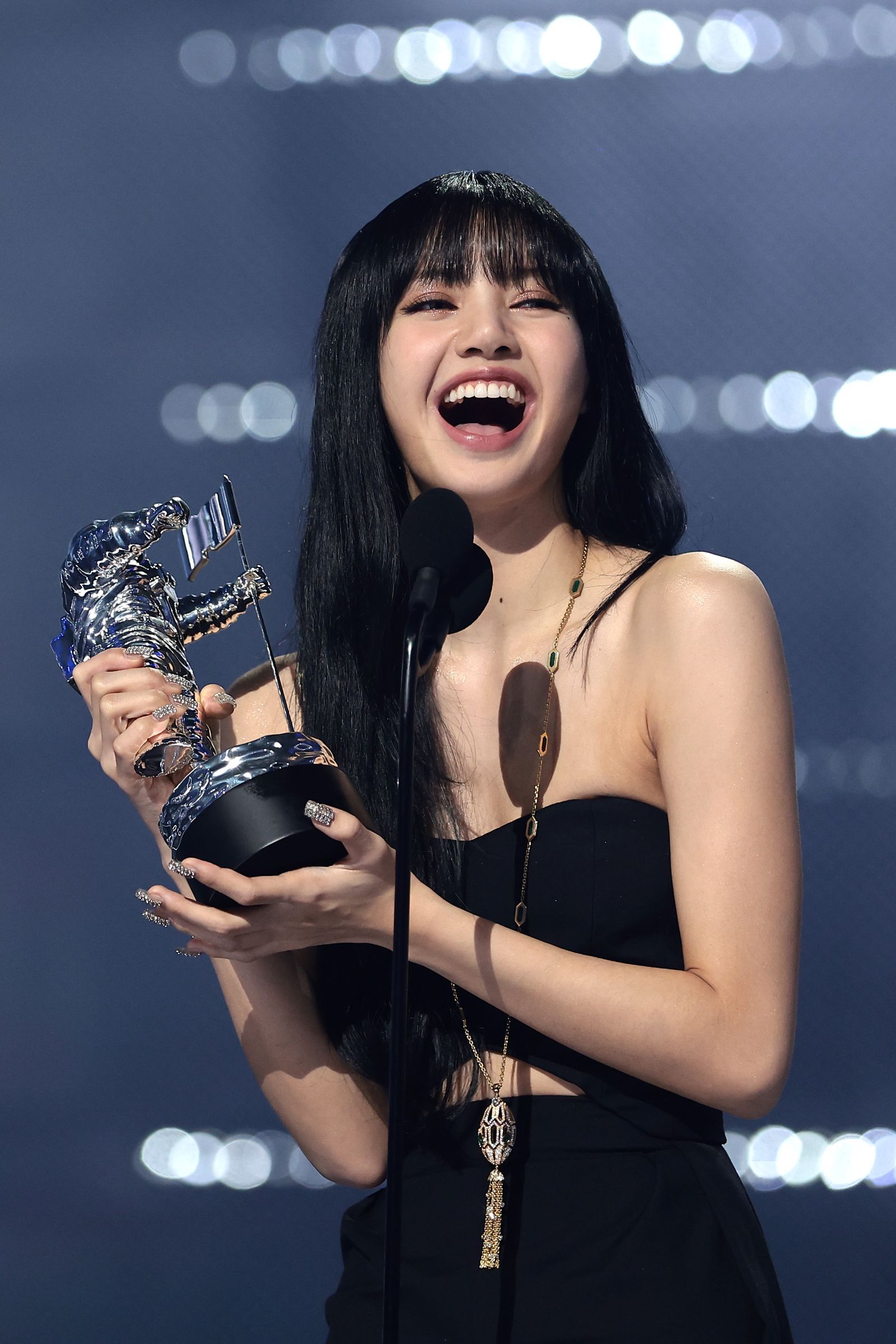 從不節食,但對瀏海有異常堅持!BLACKPINK Lisa「鬆弛」與「緊張」感兼具的美貌養成之路。 | Vogue Taiwan - Lisa Amy Shelley Adem In Adem Uit