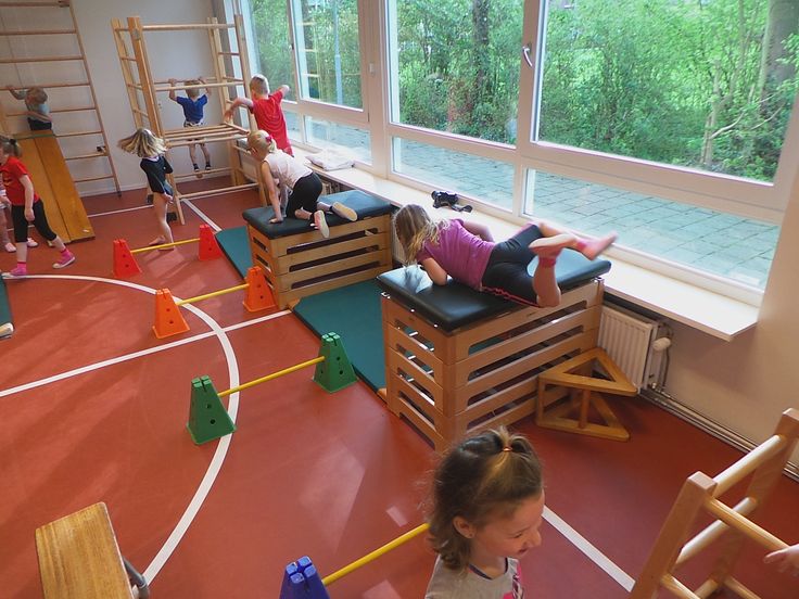 Bobbelbaan - Klimmen met materiaal van Schilte. Ook klimtoren is in de - Basislessen Bewegingsonderwijs In De Speelzaal