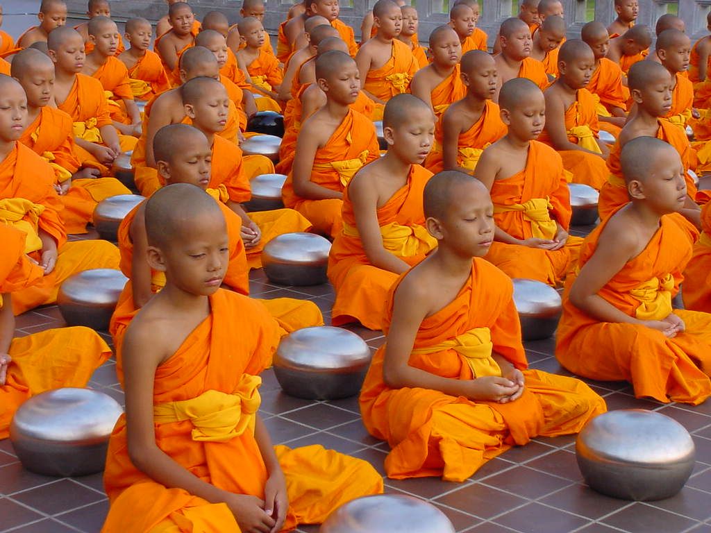 Boeddhisme: Dit zijn kinderen die allemaal oranje kleding dragen en - Wanneer Is Het Boeddhisme Ontstaan