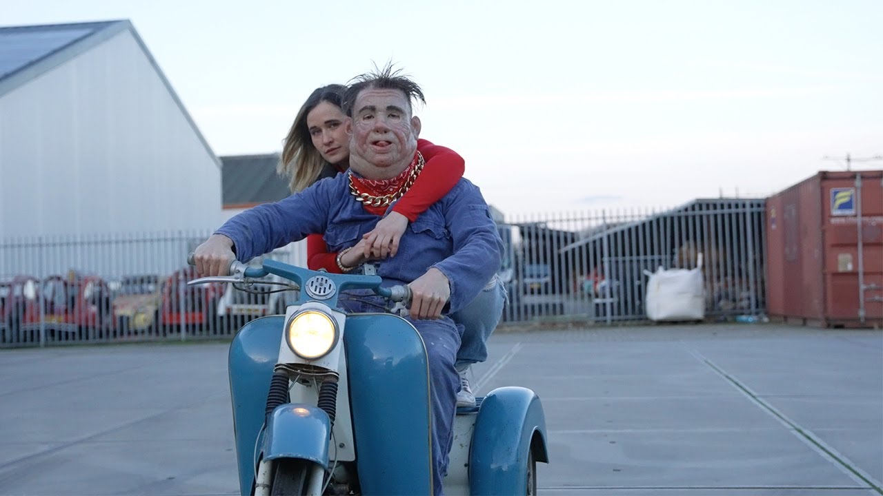 Boer Harm - Brommers Kieken - YouTube - Wie Zit Er In Boer Harm