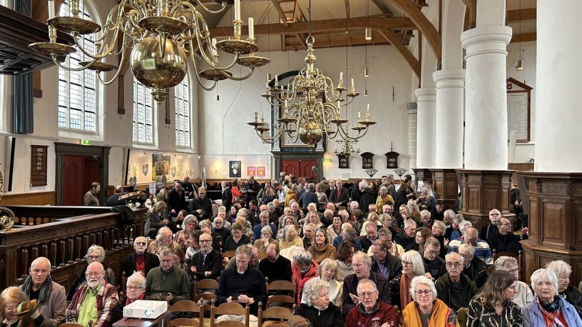 Bomvolle kerk in Broek in Waterland - Broek In Waterland Kerk