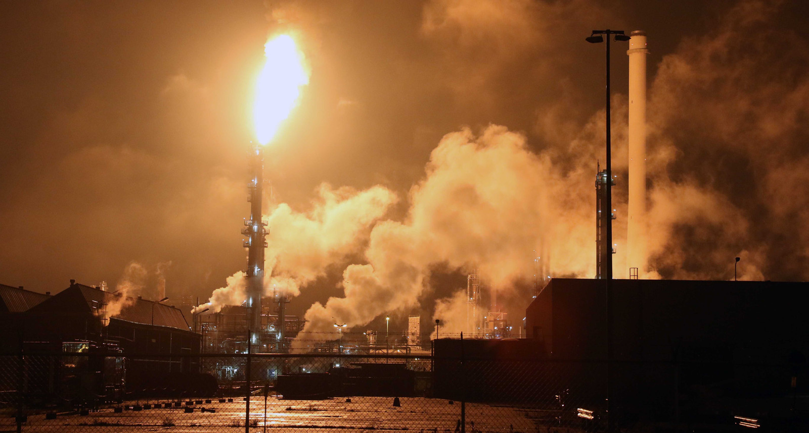 Brand bij grootste Shell-raffinaderij van Europa | Foto | hln.be - Benzine Gaat Eruit Bij Shell