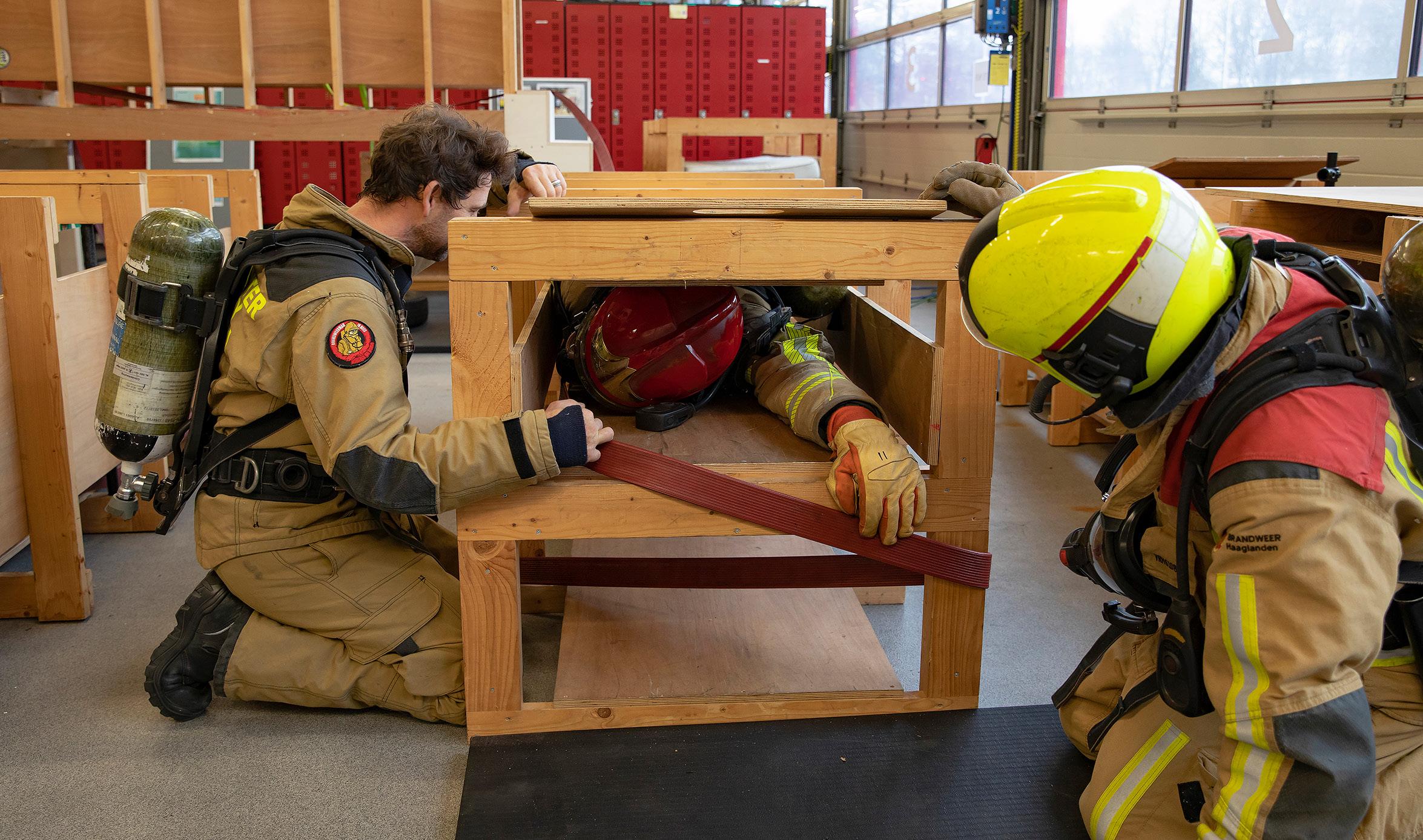 Brandweer Haaglanden start met oefendag ‘Brandweerman in Nood’ - Issuu - Bij De Brandweer Valt Roem Te Behalen