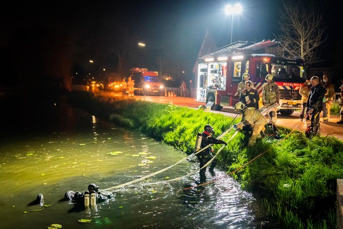 Brommobiel belandt in water Benschop, inzittenden naar ziekenhuis - Het Weer In Benschop