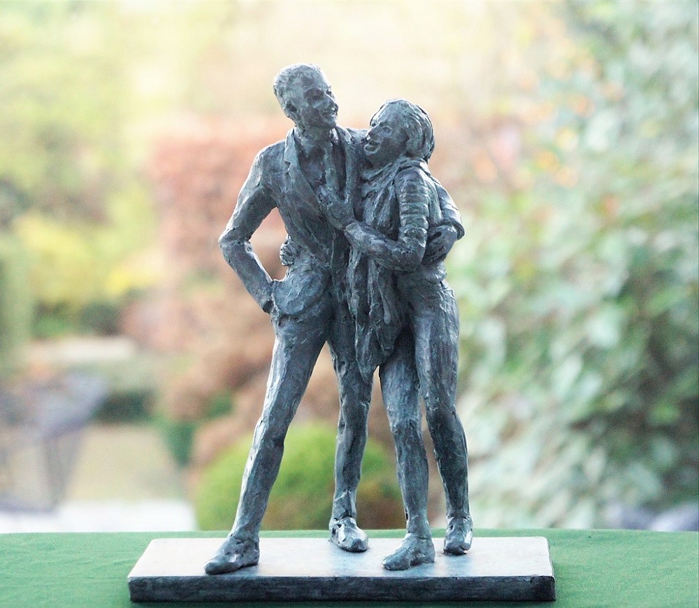 bronzen beeld van een verliefd stel, persoonlijk geschenk - Bronzen Huwelijk 8 Jaar Getrouwd