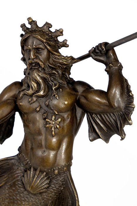 Bronzen beeld van Romeinse god van de zee Neptunus op zwart marmeren - Romeinse God Van De Zee