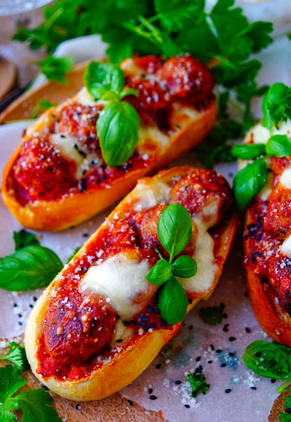 Broodje met gehaktballetjes in tomatensaus - Elien's Cuisine - Broodje Met Gat In Het Midden