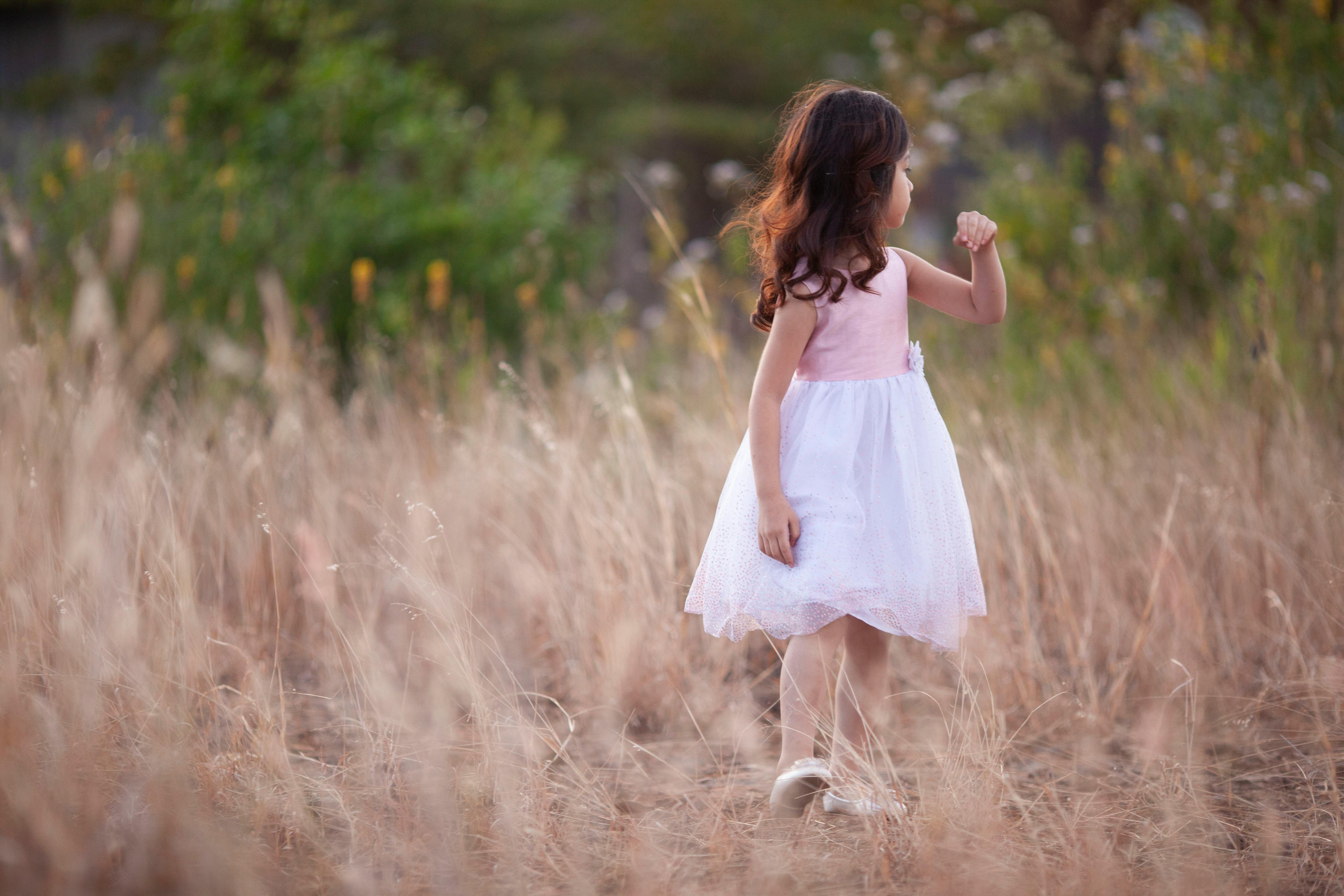 Brunette Girl Walking Photos, Download The BEST Free Brunette Girl - Meisje Met De Parel Betekenis