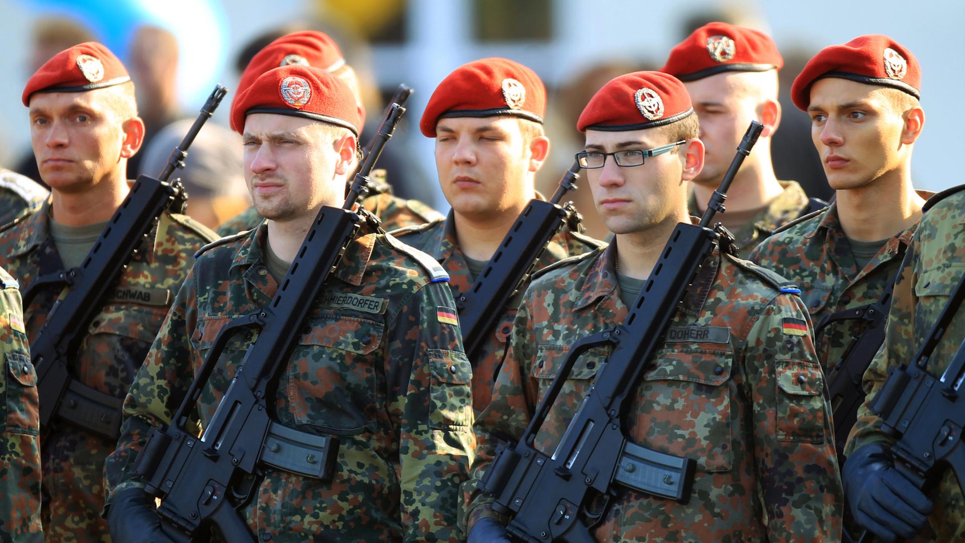 Bundeswehr - Brauchen wir mehr deutsche Soldaten im Ausland - Soldaten Van Klei Bewaken De Keizer