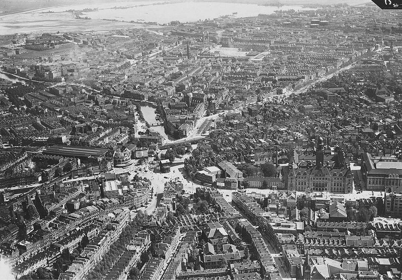 Centrum van Rotterdam voor de oorlog. Midden op het plein (en best wel - Rotterdam Voor De Oorlog