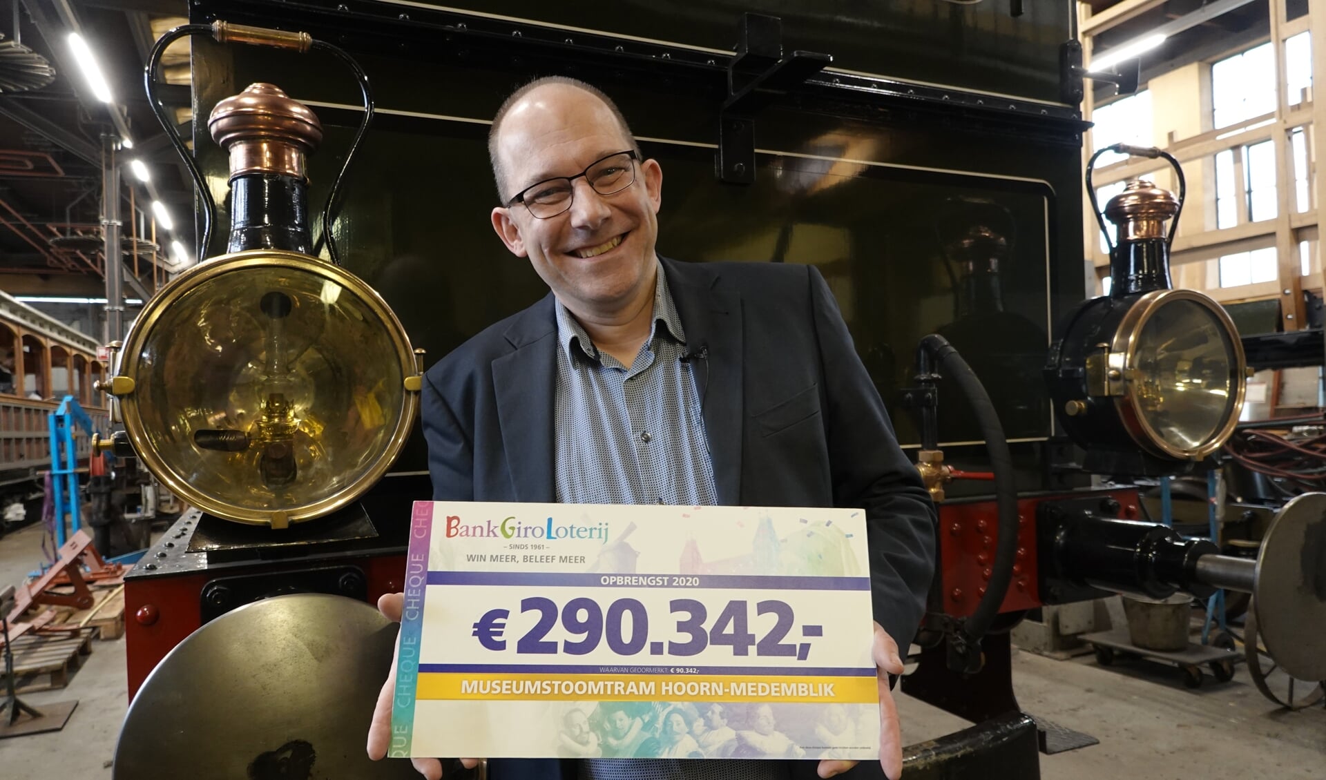 Cheque voor Museumstoomtram Hoorn-Medemblik dankzij BankGiro Loterij - Rene Van Den Broeke