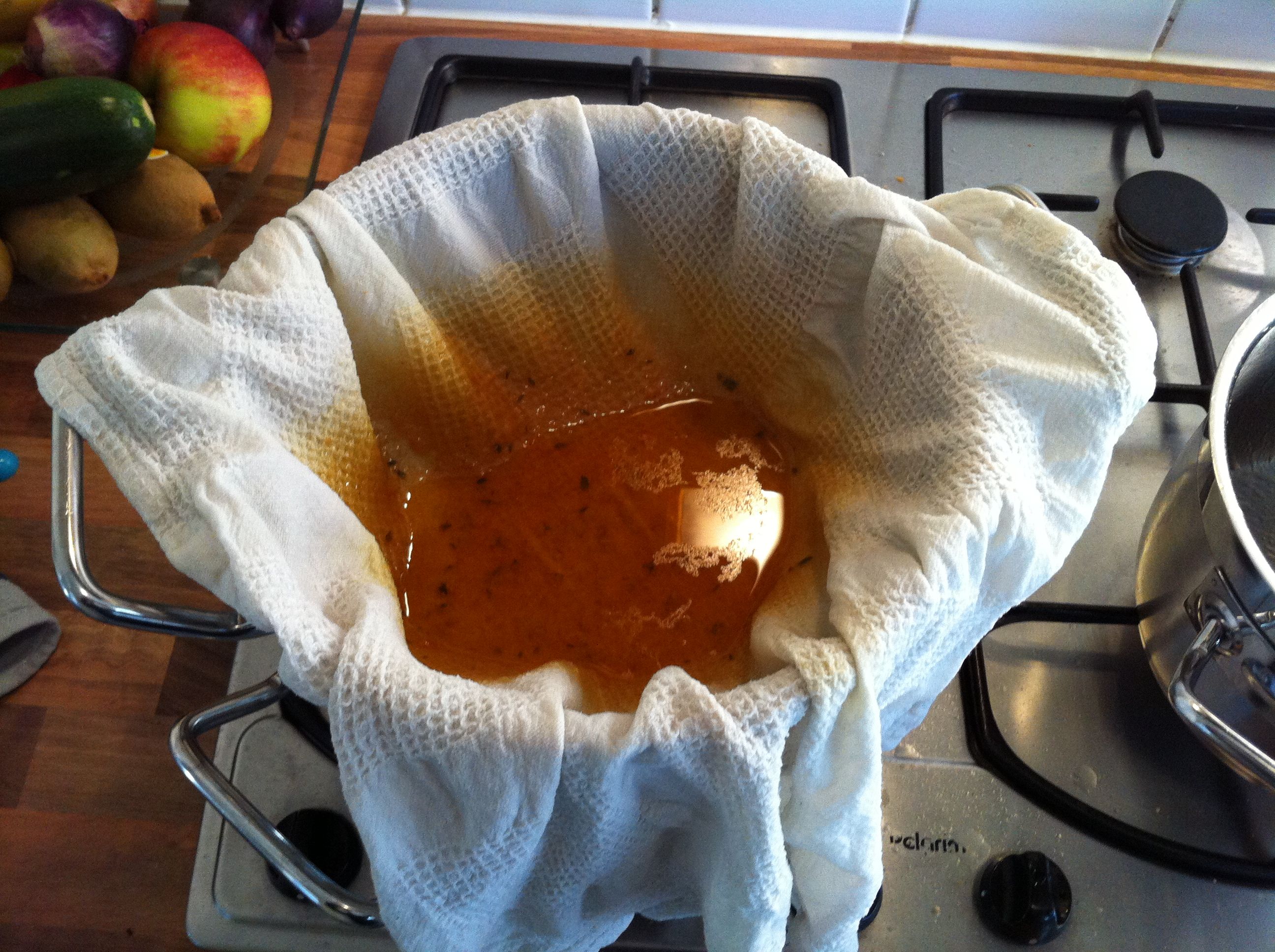 clarifiëren : de bouillon zeven door een neteldoek | Desserts, Food - Hoeveel Water Bij Fond Voor Bouillon