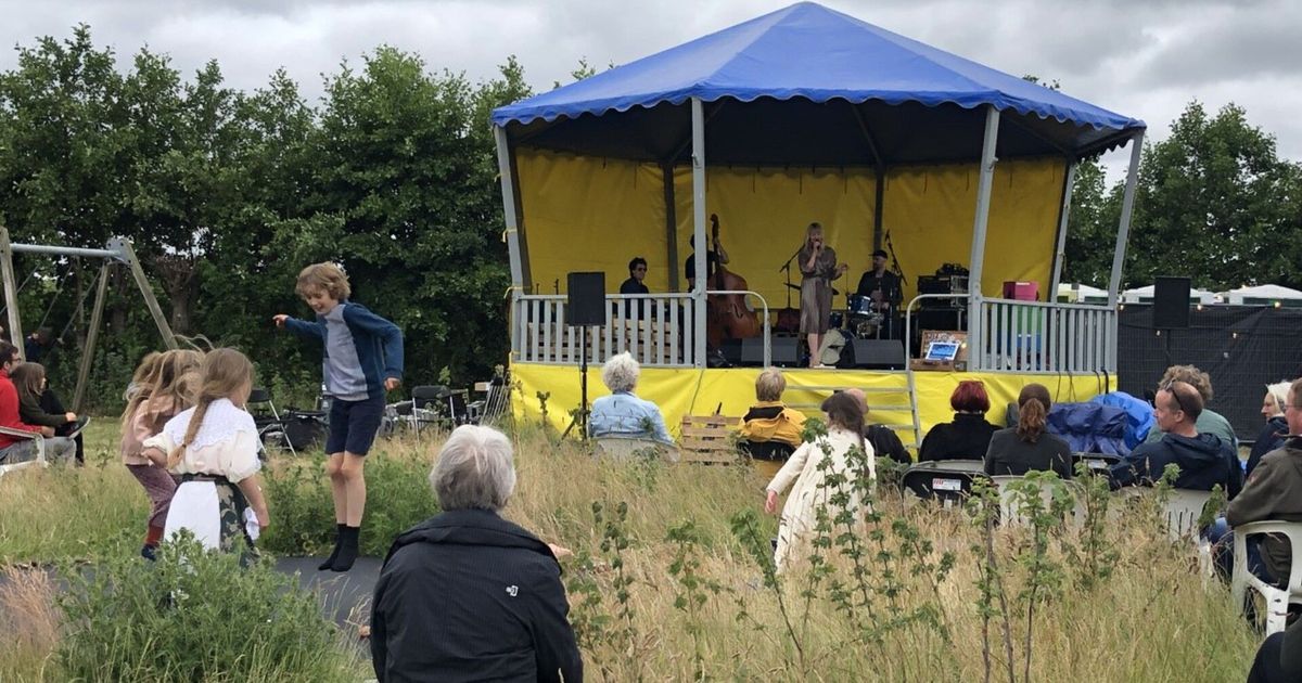 Dansjes en regendruppels tijdens Eindeloos Eiland festival in Kortgene - Het Weer In Kortgene
