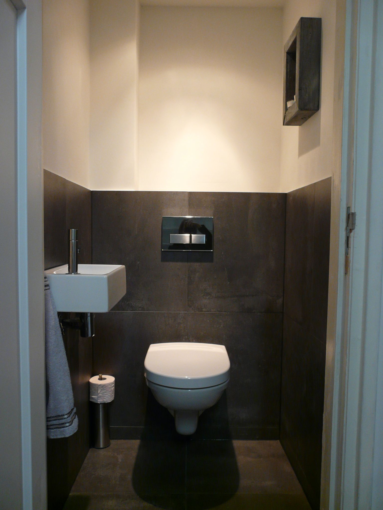 Dark and Cozy Small Toilet Room with Vtwonen Tiles - Behang Voor In De Wc