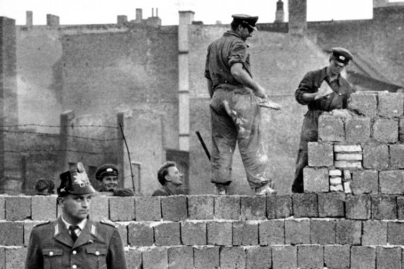 De bouw van de Berlijnse muur • BerlijnBlog.nl - Waarom Is De Berlijnse Muur Gebouwd