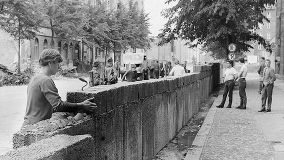 De bouw van de Berlijnse muur • BerlijnBlog.nl - Waarom Is De Berlijnse Muur Gebouwd