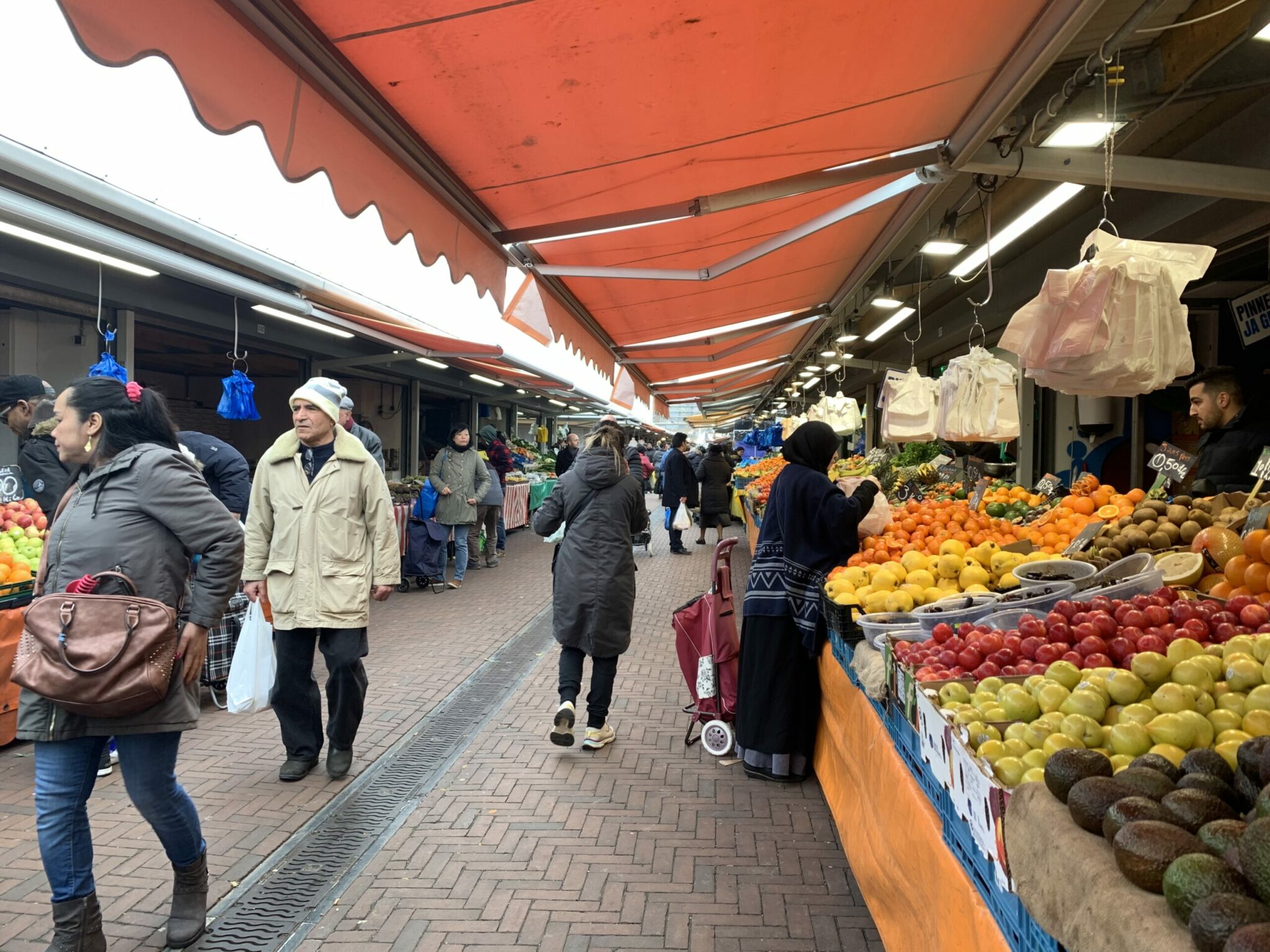 De Haagse Markt is weer open, maar niet alle kramen zijn elke marktdag - Markt In De Buurt Morgen