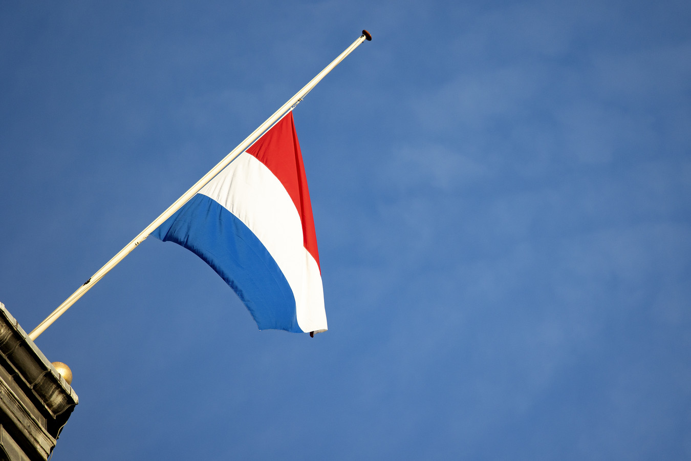 De (ongeschreven) regels van het vlaggen op 4 en 5 mei | Foto - Rode Vlag Met Engelse Vlag In De Hoek