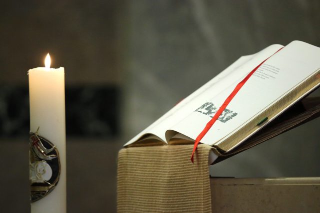 De paaskaars: een symbool van het licht. Wat is de betekenis voor de - Wanneer Wordt In De Kerkdienst De Paaskaars Ontstoken