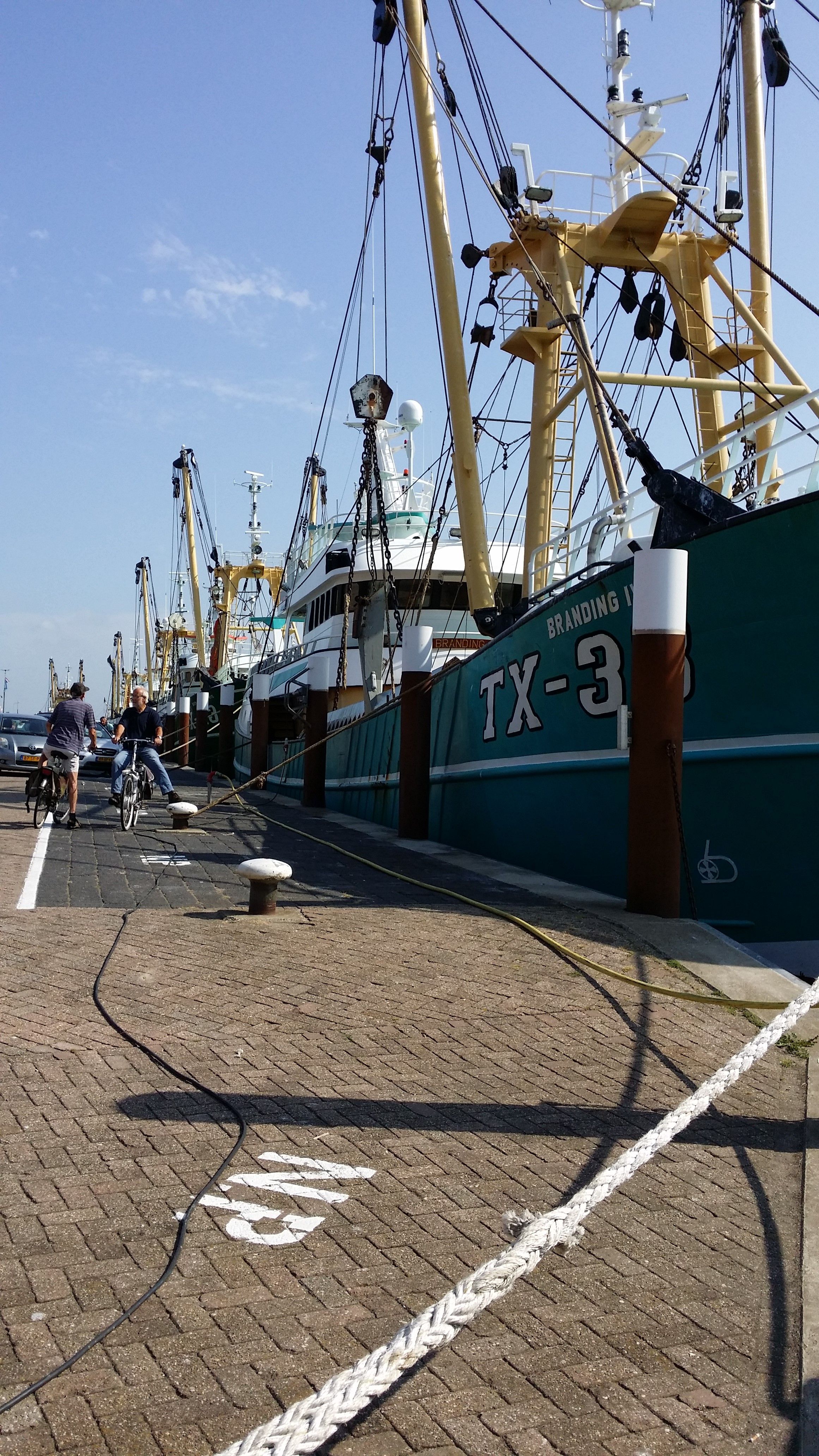 de vissersboten komen terug naar de haven van Oudeschild op - Kapitein Thijs Wil Naar De Haven