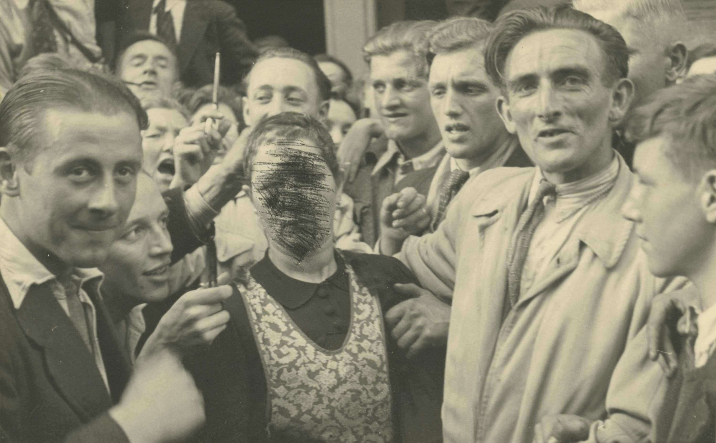 De vrouwen die na de oorlog als straf publiekelijk kaal werden geschoren - Welke Landen Zijn In Oorlog