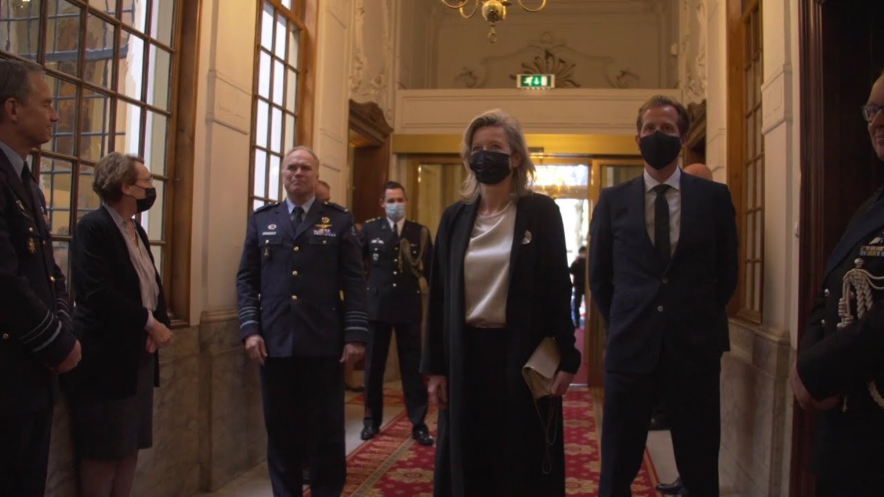 Defensie verwelkomt nieuwe minister en staatssecretaris - YouTube - Verschil Tussen Minister En Staatssecretaris