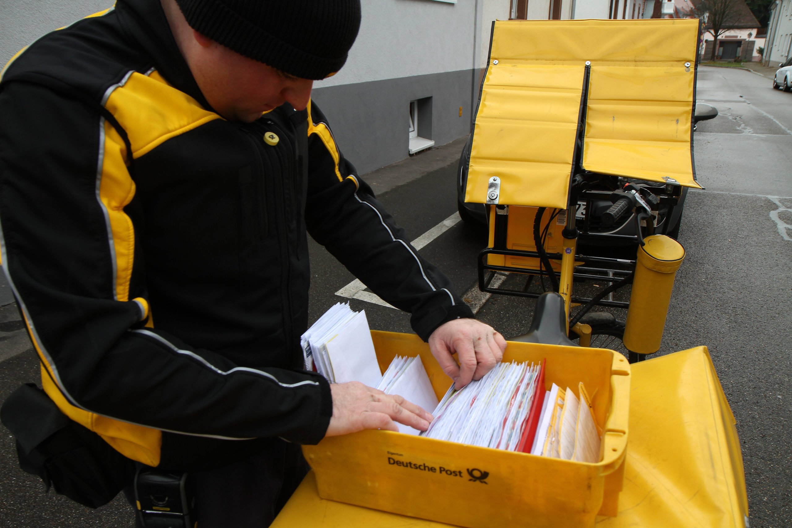 Deutsche Post will Gesetz ändern und Briefe seltener zustellen - Post Voor Mevrouw Bromley Samenvatting